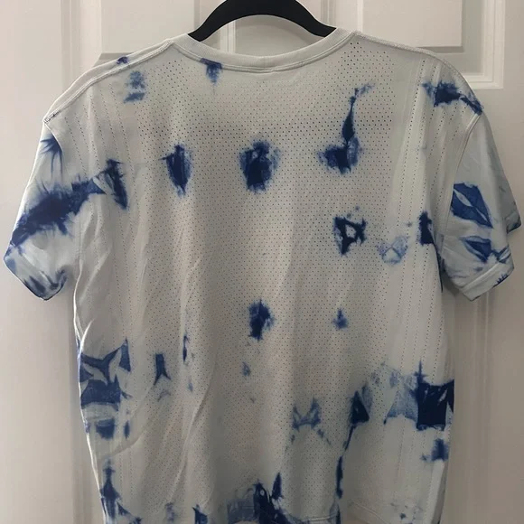 Lululemon Athletica Blue and White Short Sleeve Crop Tee - Picture 2 of 3